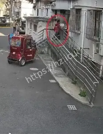 快递员偷7999元手机